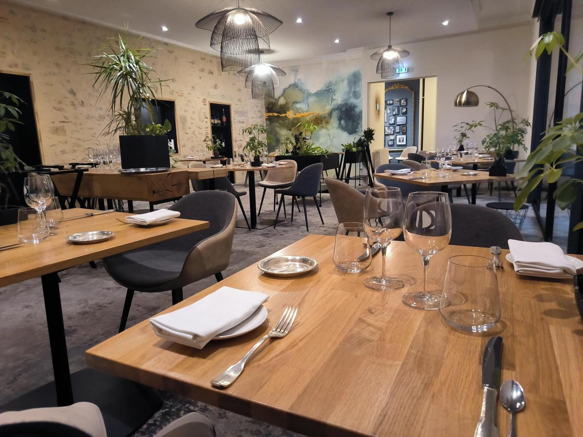 Logis Hotel - Restaurant Maison Claude Darroze Langon  Bagian luar foto