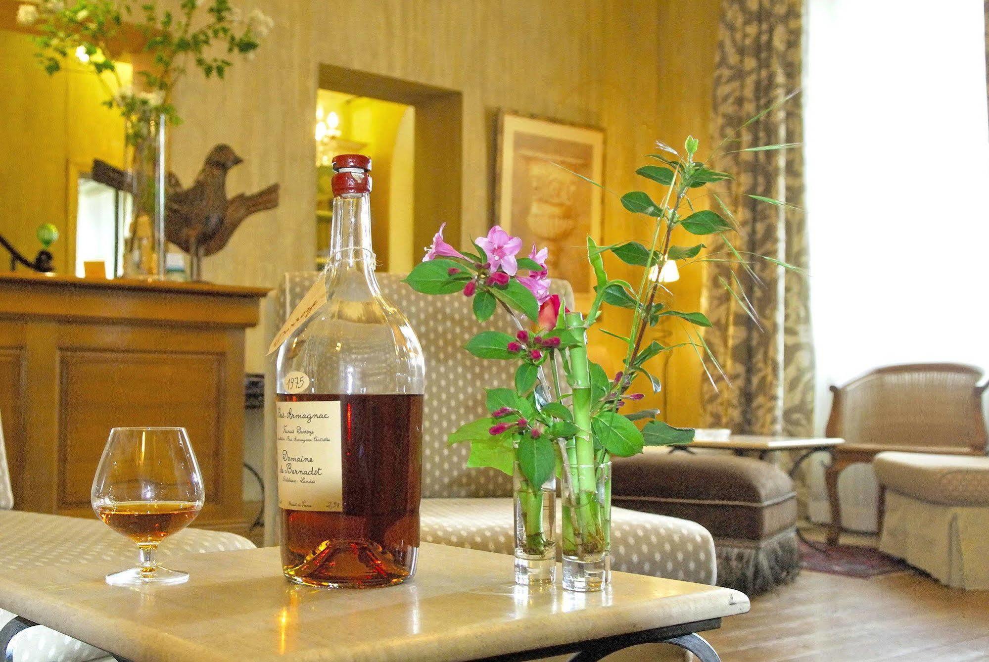 Logis Hotel - Restaurant Maison Claude Darroze Langon  Bagian luar foto