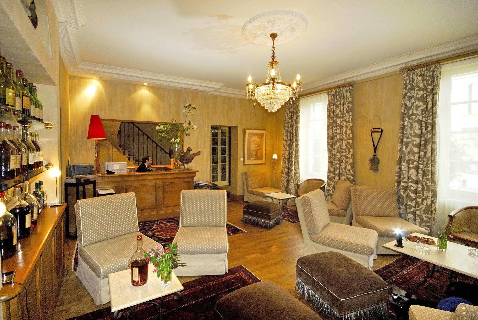 Logis Hotel - Restaurant Maison Claude Darroze Langon  Bagian luar foto